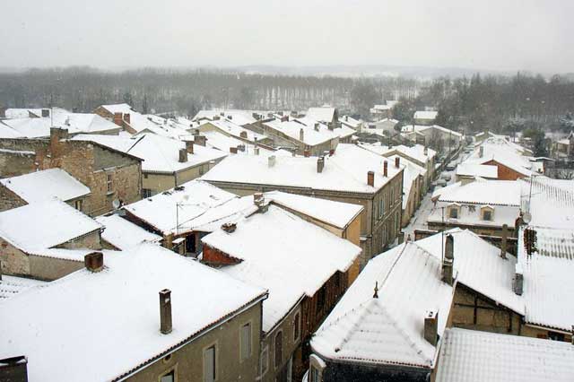 D�s 7 heures du matin, la bastide sous la neige.| � Jean‐Paul Epinette ‐ iCimedia