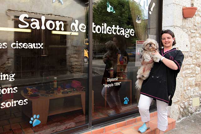 Devant la vitrine du Chti Chien, rue Descambis|Jean-Paul Epinette Devant la vitrine du Chti Chien, rue Descambis|Jean-Paul Epinette
