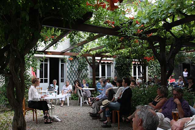 Lecture par Nathalie Nelle dans la cour de l'Hôtel de l'Europe|Jean-Paul Epinette