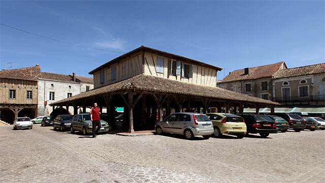 La halle de Villeréal après la restauration du torchis|Jean-Paul Epinette