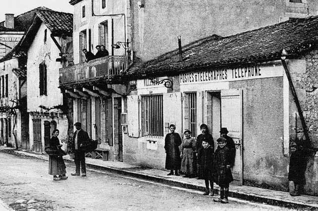 En 1902, le bureau de poste n'occupait que le bâtiment bas.|Jean-Paul Epinette En 1902, le bureau de poste n'occupait que le bâtiment bas.|Jean-Paul Epinette