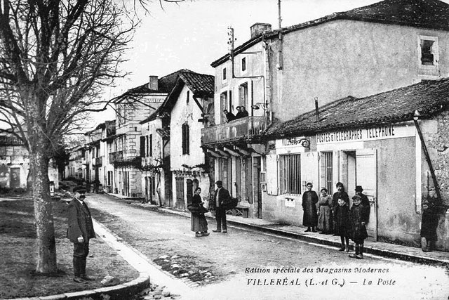 La carte postale : le bureau de poste, place de la prune.