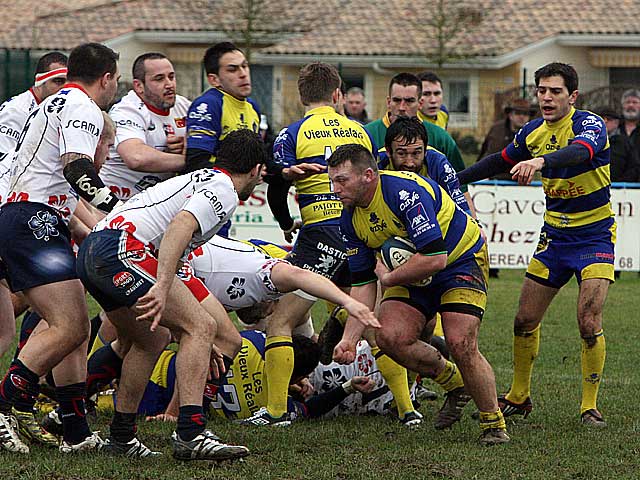 Escande présent au combat au ras du paquet.| © Jean&#8208;Paul Epinette &#8208; iCimedia|Jean-Paul Epinette