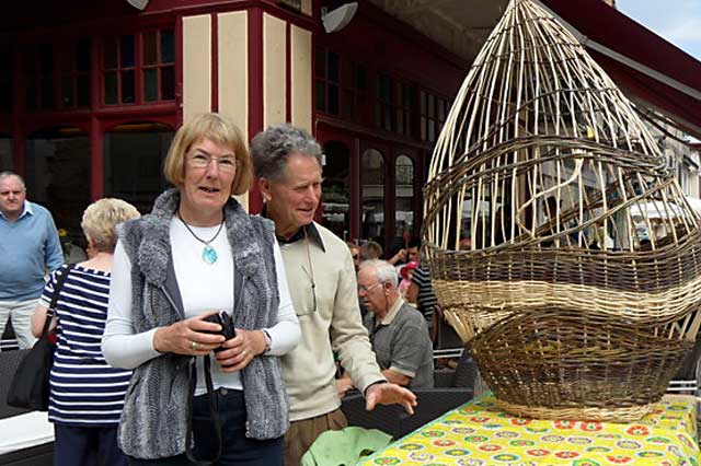 Ann Mary Stanton et Willem sur le marché de Villeréal|Jean-Paul Epinette