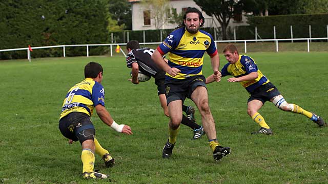 Les Jaune et Bleu mis au tapis par 2 interceptions de l'ailier du Lardin.| © Jean&#8208;Paul Epinette &#8208; iCimedia|Jean-Paul Epinette