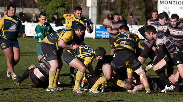 Ruck gagnant face aux gros du Lardin.| © Jean&#8208;Paul Epinette &#8208; iCimedia|Jean-Paul Epinette