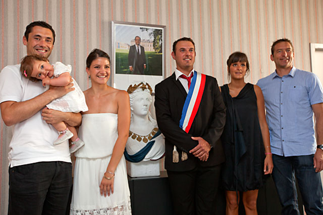 Ana, dans les bras deBenjamin, son père, pose devant le buste de Marianne.| © Jean‐Paul Epinette ‐ iCimedia|Jean-Paul Epinette Ana, dans les bras deBenjamin, son père, pose devant le buste de Marianne.| © Jean‐Paul Epinette ‐ iCimedia|Jean-Paul Epinette