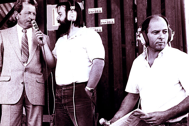 Sur le terrain, J-P Epinette interviewe A. Bouyou avec G. Delsant (Archive S. Vaissière) Sur le terrain, J-P Epinette interviewe A. Bouyou avec G. Delsant (Archive S. Vaissière)