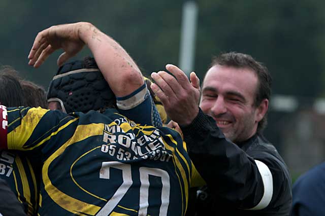 Après la victoire, Manu Vigneau félicite ses garçons.| © Jean‐Paul Epinette ‐ iCimedia|Jean-Paul Epinette Après la victoire, Manu Vigneau félicite ses garçons.| © Jean‐Paul Epinette ‐ iCimedia|Jean-Paul Epinette