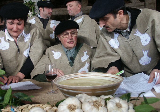 L'Académie du Tourin peut-être reprendra-t-elle du service... avec un petit chabrol ?...délibère|Archives © jean-Paul Epinette