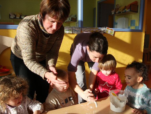 Autour de la table de la crèche du Villeréalais|Jean-Paul Epinette Autour de la table de la crèche du Villeréalais|Jean-Paul Epinette