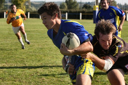 Duluc, le demi-de mêlée issu des juniors, a beaucoup tenté.|Jean-Paul Epinette