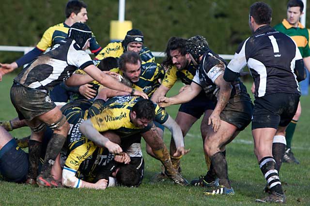 Maul écroulé, finalement Payzac sera puni d'un essai de pénalité.|Photo © Jean‐Paul Epinette ‐ icimedia@free.fr