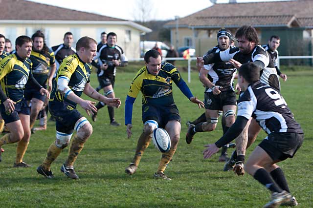 Brice Pereira, au pied, dans l'intervalle pour son ailier.