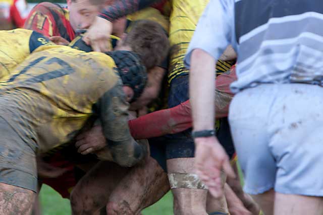 L'arbitre ne réagit pas, le Villeneuvois met la main sur la balle... L'arbitre ne réagit pas, le Villeneuvois met la main sur la balle...