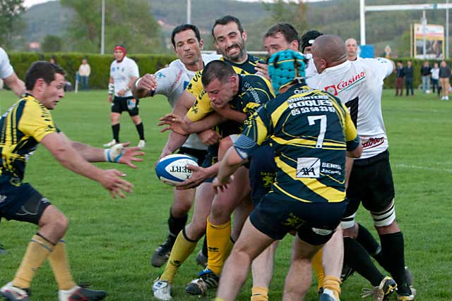 Jérôme Dastic provoque un maul et résiste aux gros bras fumélois. Jérôme Dastic provoque un maul et résiste aux gros bras fumélois.