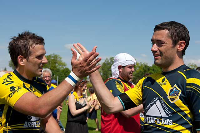 Romain Cheyrou et Benjamin Mauvrit se congratulent : l'USV est en demi-finale.|Photo © Jean‐Paul Epinette ‐ icimedia@free.fr