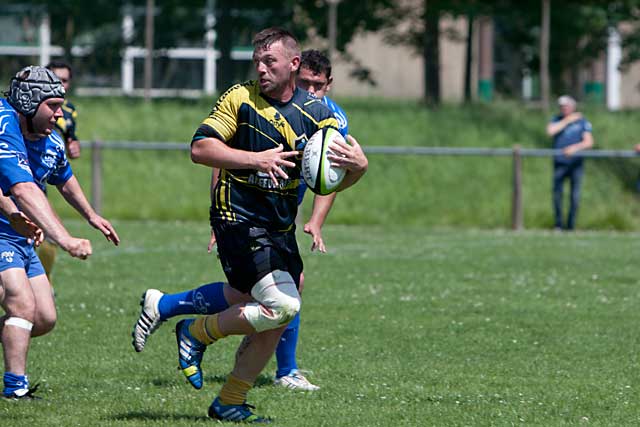 Martial Escande, pilier véloce, déchire la défense thouarsaise.
