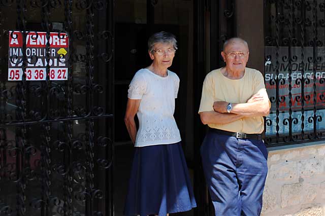 Annie et Gilbert Beauvié, devant la vitrine du magasin : « on s’est démené pendant 40 ans et maintenant c’est une épine dans le pied ».|Photo © Pierre-Antony Epinette ‐ icimedia@free.fr