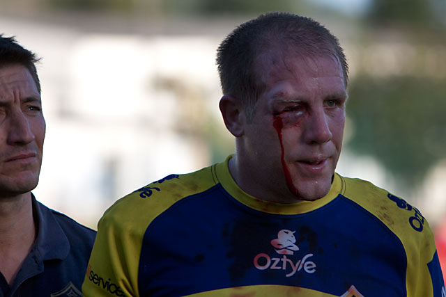 Pris pour cible, l'excellent Jérémy Peretti a fini le match dans l'ambulance.|Photo © Jean‐Paul Epinette ‐ icimedia@free.fr Pris pour cible, l'excellent Jérémy Peretti a fini le match dans l'ambulance.|Photo © Jean‐Paul Epinette ‐ icimedia@free.fr