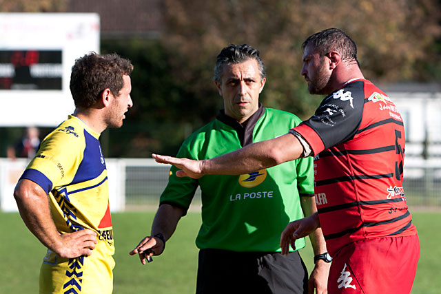 L'arbitre et les deux capitaines... Qui, des trois, a l'autorité ? 