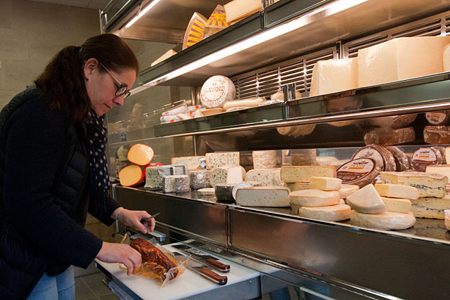 Valérie Ochmiansky propose une belle sélection de fromages, de vins et d'épicerie fine.|Photo © Jean-Paul Epinette - icimedia@free.fr