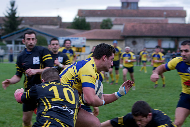 Pont du Casse : un vrai défi pour l'attaque villeréalaise et Thibaud Cassang.|Photo © Jean-Paul Epinette - icimedia@free.fr