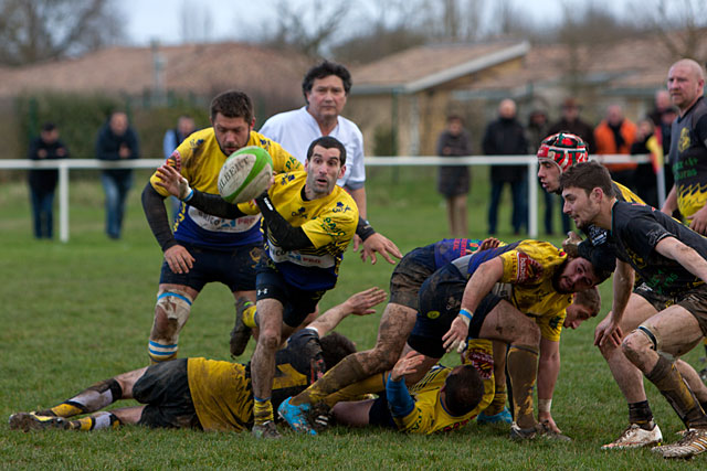 En B, Xabi Itxia donne au large pour ses attaquants.