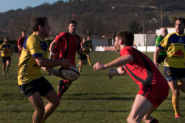 Sous les yeux de l'arbitre, une tapette sur la passe avorte un nouveau 2-contre-1 gagnant...