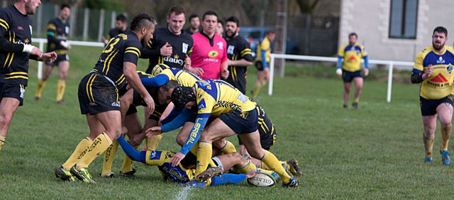Les trois-quarts comme des avants, gagnent le ballon qui passera la ligne. Les trois-quarts comme des avants, gagnent le ballon qui passera la ligne.