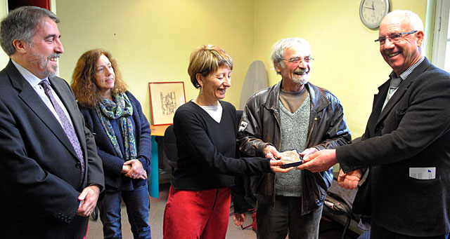 Marcel Calmette, le sous-pr&eacute;fet et les &eacute;lus remettent la M&eacute;daille du D&eacute;partement &agrave; Claude Pons.