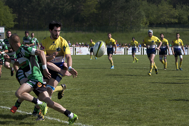 Viratelle fixe deux adversaires et passe au cordeau... Viratelle fixe deux adversaires et passe au cordeau...