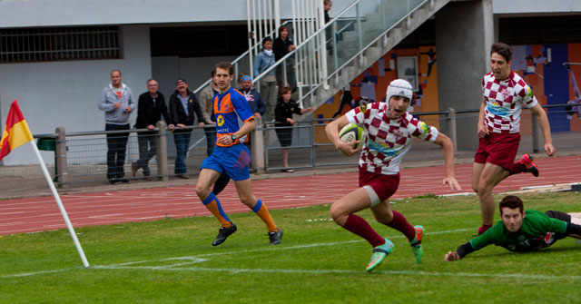 Contensou marque le seul essai du match. Contensou marque le seul essai du match.