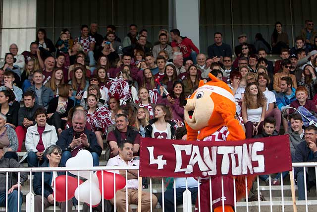 La mascotte et le public des 4 cantons ont fêté leur jeunes champions... La mascotte et le public des 4 cantons ont fêté leur jeunes champions...