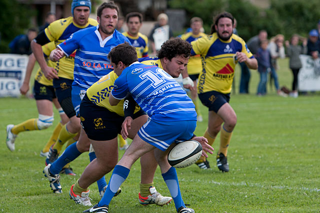 Paul Bouyou chasse l'ouvreur habassais. Paul Bouyou chasse l'ouvreur habassais.