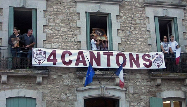 Les Champions de France au balcon du maire de Villeréal.