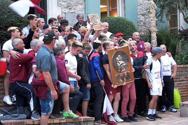 La joie à la sortie de la réception à la mairie de Villeréal. La joie à la sortie de la réception à la mairie de Villeréal.