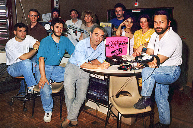 1990 - Autour de Claude Pons, une partie de l'équipe de Radio 4. 1990 - Autour de Claude Pons, une partie de l'équipe de Radio 4.