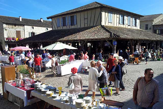 Vide-grenier à Villeréal : 150 exposants, plus de 900 m linéaires de déballage...|Photo © Jean-Paul Epinette - icimedia@free.fr