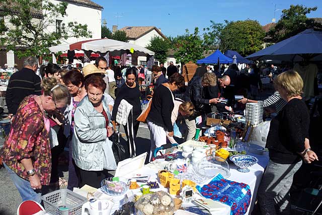 Déballage sur la place de la halle, les cornières, mais aussi sur les places alentours...