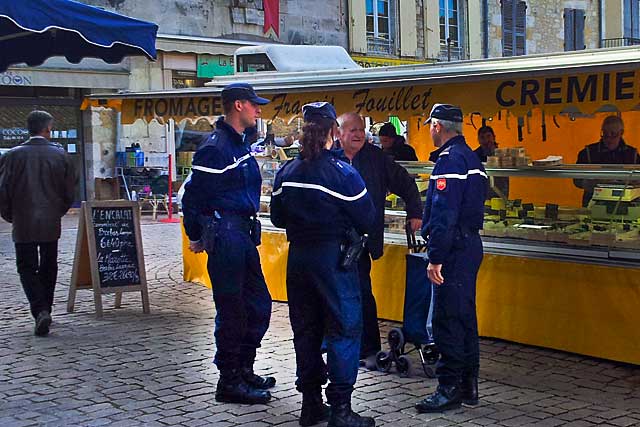 L'état-major départemental l'a promis : on continuera à voir de Bleus dans la bastide (sic)...