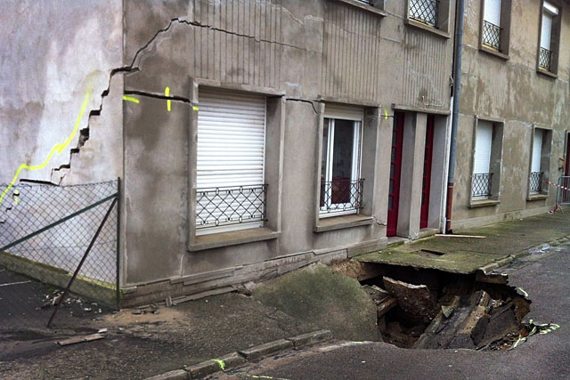 Humidité puis sécheresse du sous-sol peuvent provoquer de graves désordres dans les bâtiments|( Photo DR) Humidité puis sécheresse du sous-sol peuvent provoquer de graves désordres dans les bâtiments|( Photo DR)