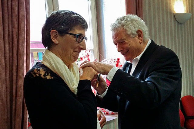 Maryvonne Grasset décorée par le maire de Villeréal. |Photo © Jean-Paul Epinette - icimedia@free.fr