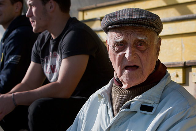 Jeannot Pigagnol dans la tribune de Castelmoron, pour soutenir les Jaune et Bleu.|Photo © Jean-Paul Epinette - icimedia@free.fr