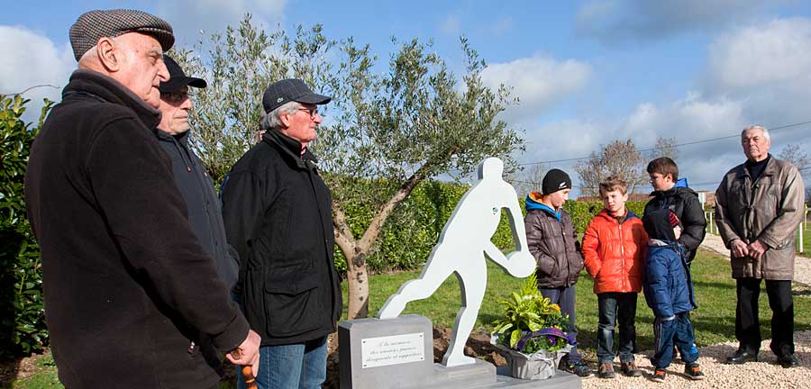 Jeannot Pigagnol (à g.)  lors de l'inauguration de la stèle à la Mémoire des Anciens, au stade Léo-Cheyrou.