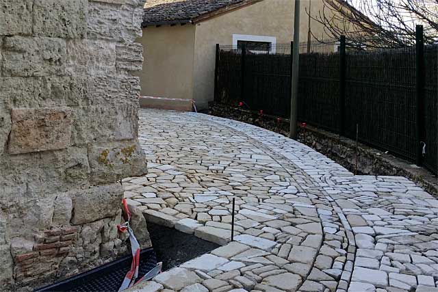 Préliminaire au grand chantier de l'église : le pourtour a été pavé.