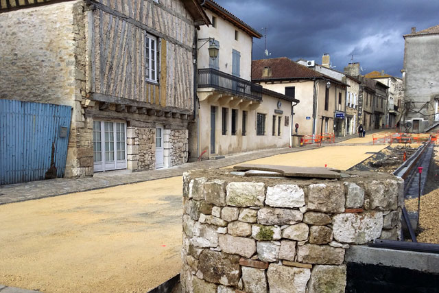 Sur l'ancienne Place de la Prune, un vieux puits a été mis au jour.