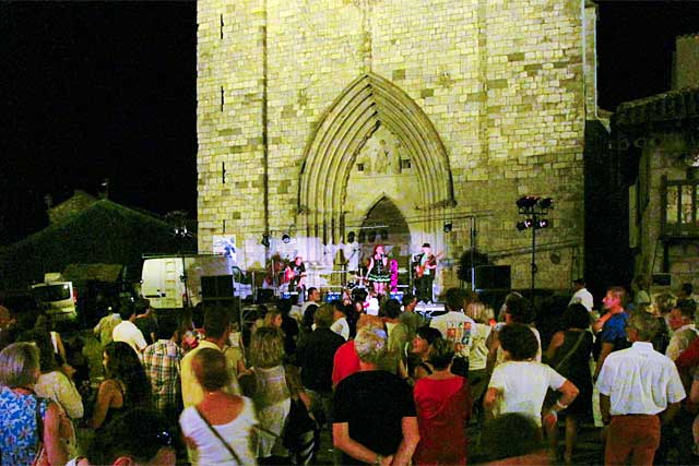 Sur le parvis de l'église multicentenaire, la bastide en fête...|Photo Archive © jean-Paul Epinette - icimedia@free.fr Sur le parvis de l'église multicentenaire, la bastide en fête...|Photo Archive © jean-Paul Epinette - icimedia@free.fr