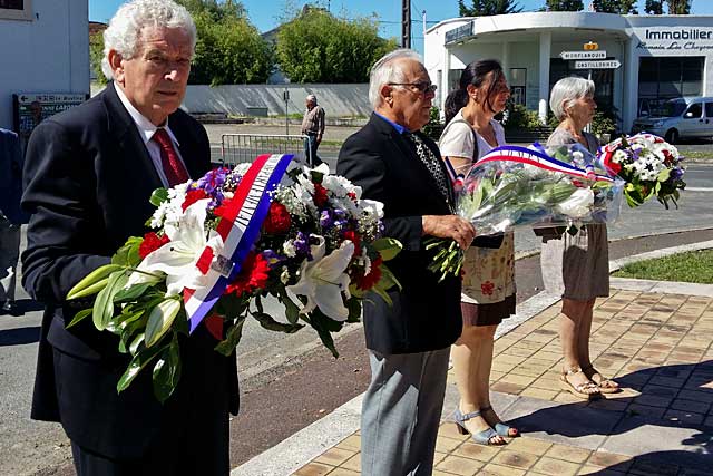 Dépôt de gerbes pour l'appel du 18 juin et l'hommage à la Résistance.  |Photo © jean-Paul Epinette - icimedia@free.fr