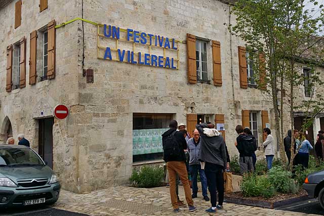 Cette année, la billetterie du Festival est installée au N°1, rue Roger Bissière...|Photo © jean-Paul Epinette - icimedia@free.fr Cette année, la billetterie du Festival est installée au N°1, rue Roger Bissière...|Photo © jean-Paul Epinette - icimedia@free.fr